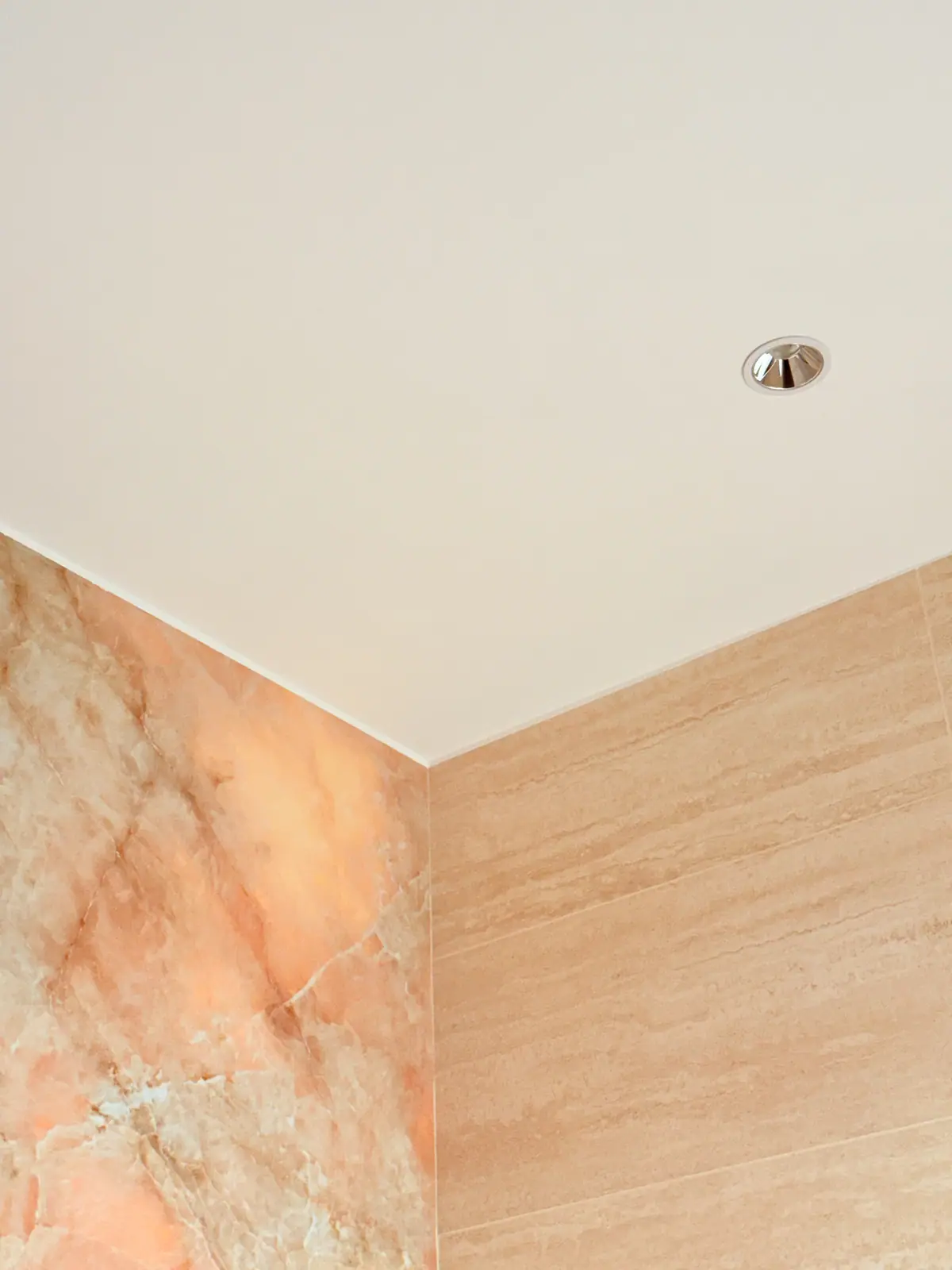 Angle entre plafond et plaques murales