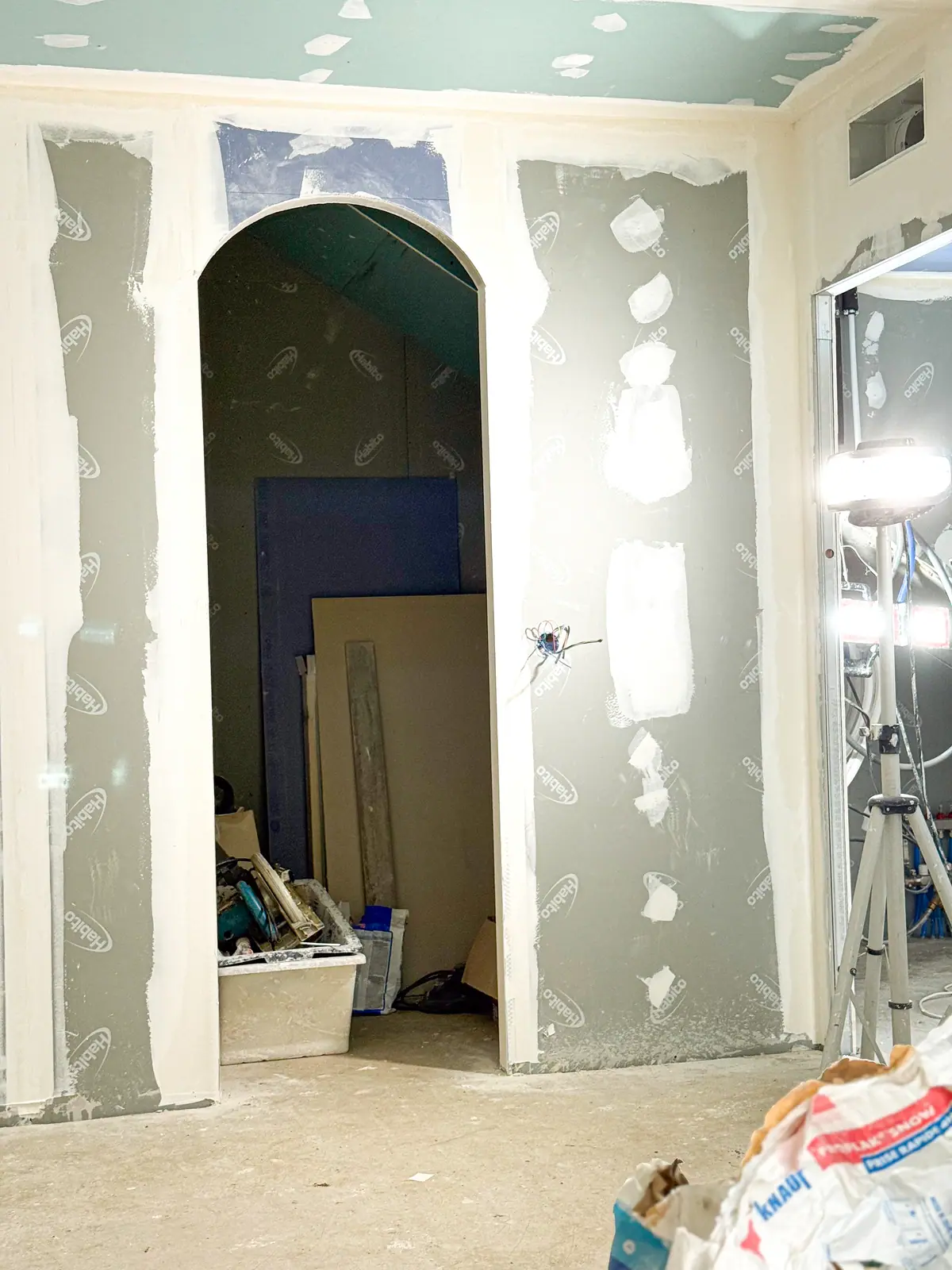 Cloisons et arche en plaques de plâtre en cours