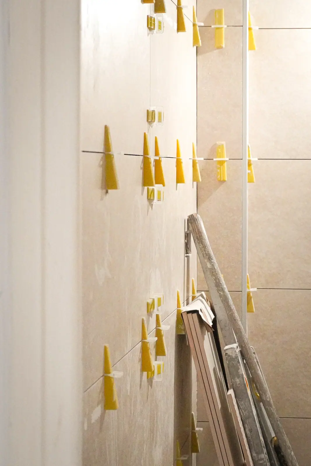 Croisillons de calage pendant une pose murale