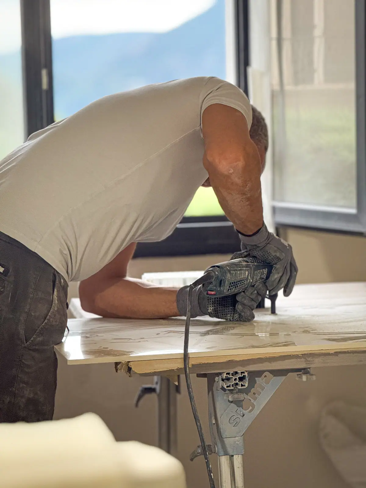 Découpe d'une grande plaque sur le chantier