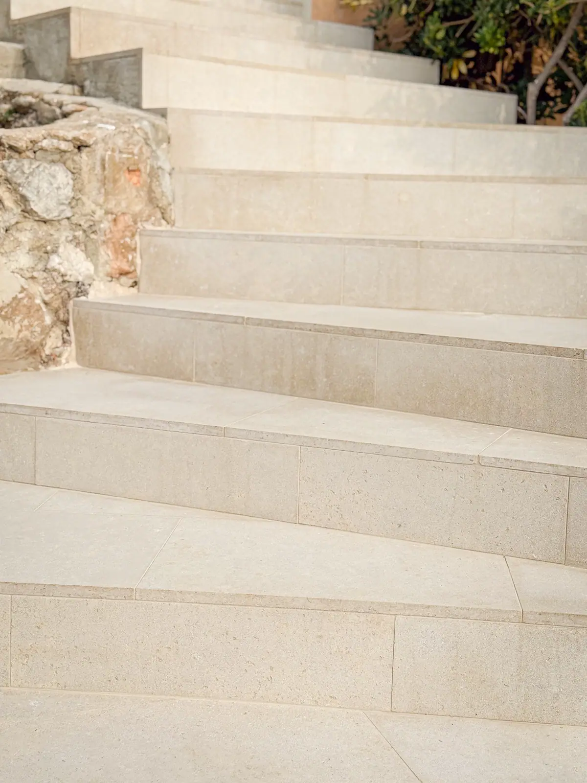 Escalier courbe en dalles de pierre