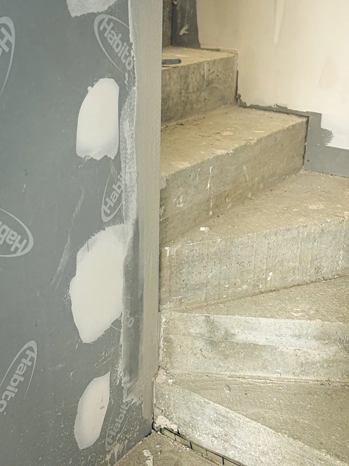 Escalier et plaques hydrofuges en cours de pose