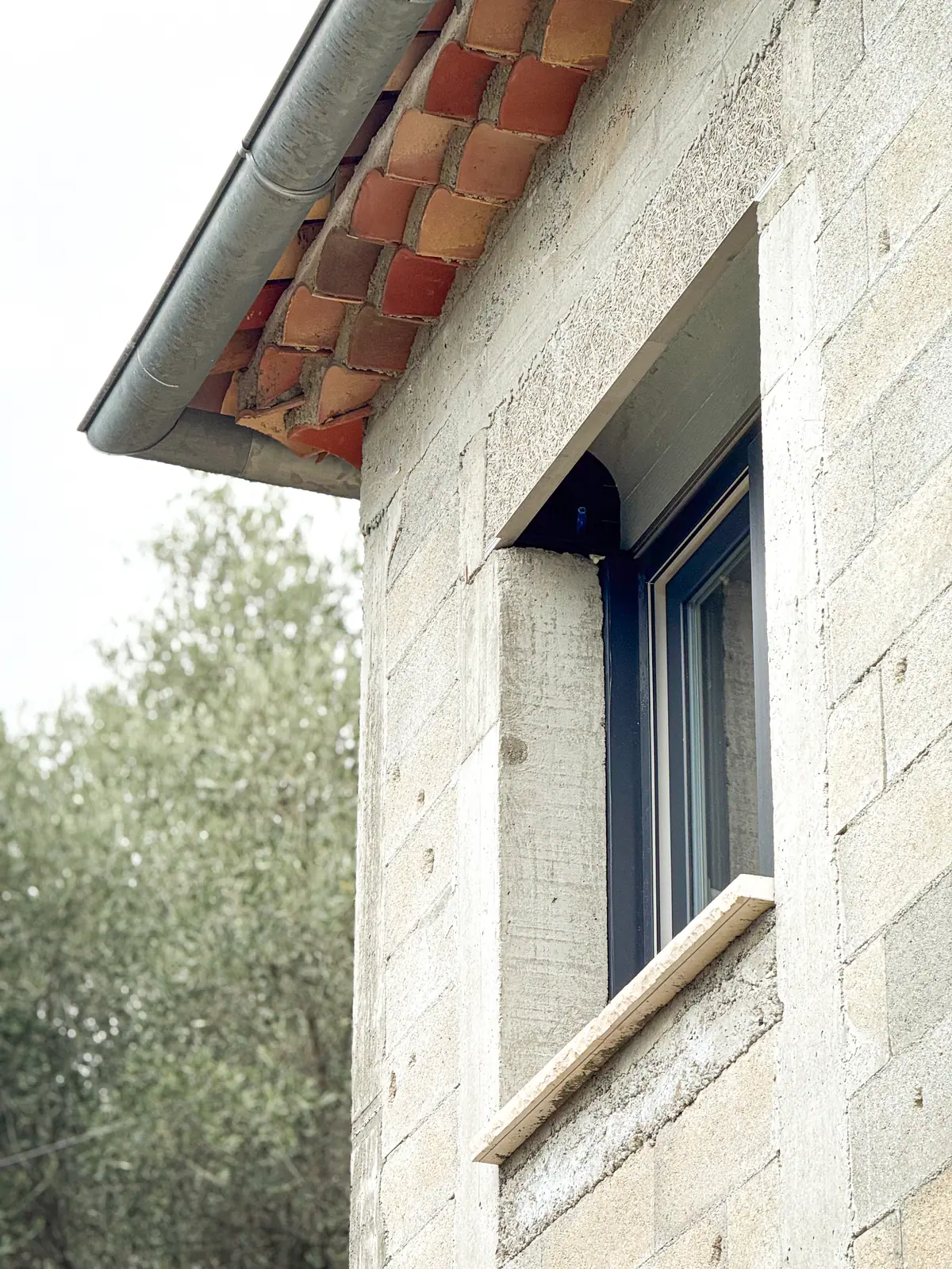 Mur en parpaings et encadrement de fenêtre