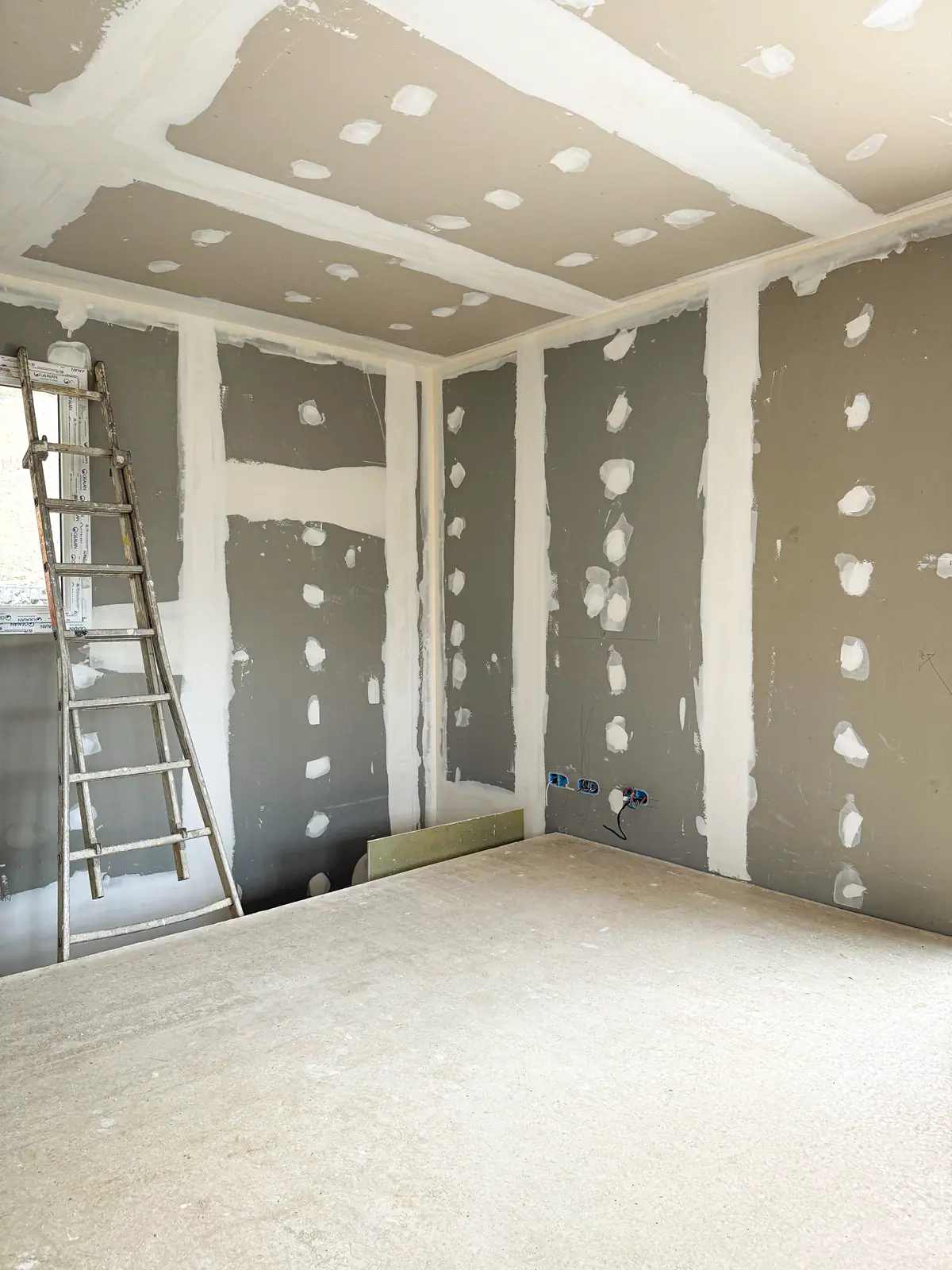 Plafond et murs en plaques de plâtre, bandes posées