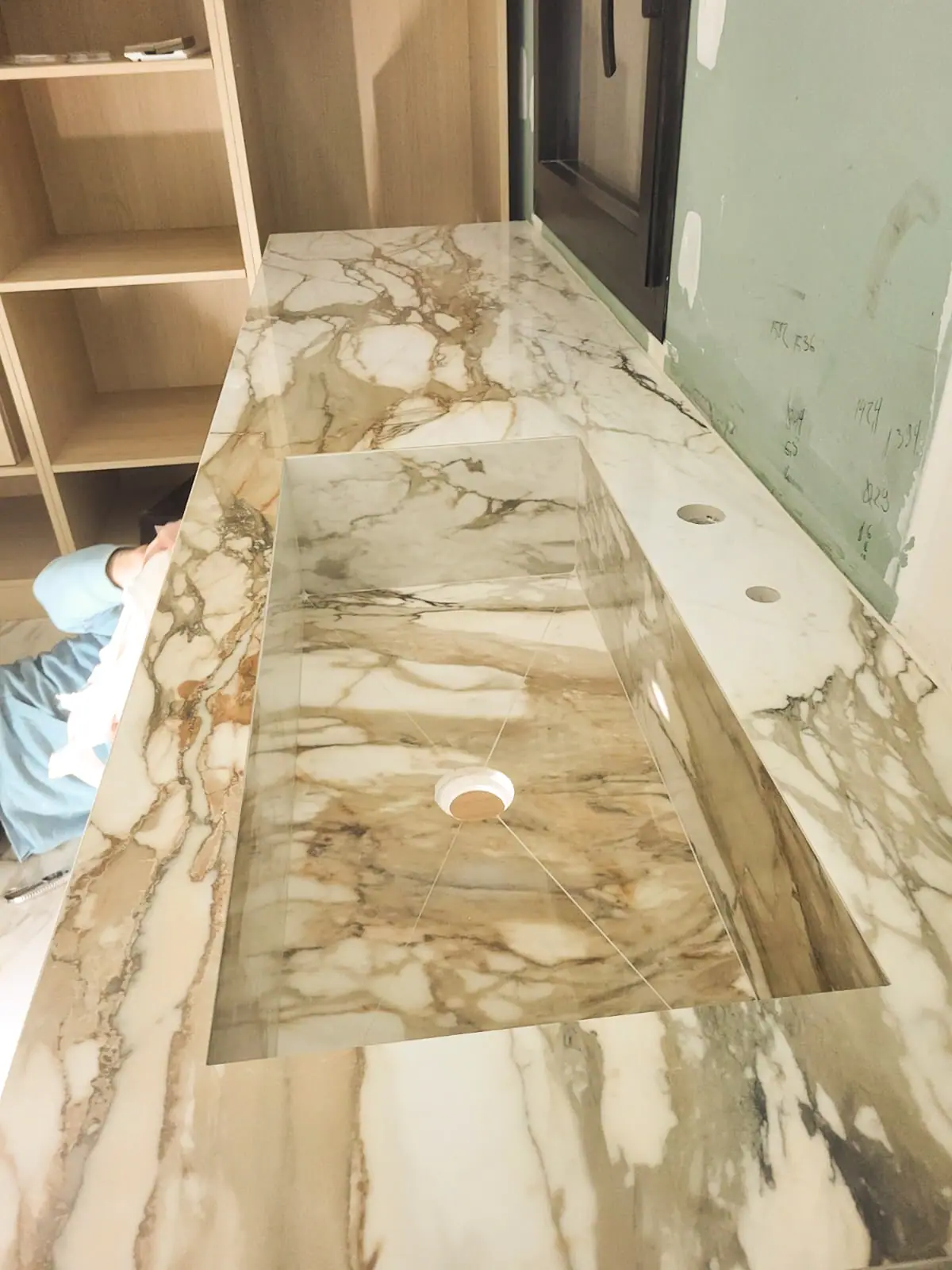 Plan vasque façonné en grandes plaques effet marbre, en cours de chantier