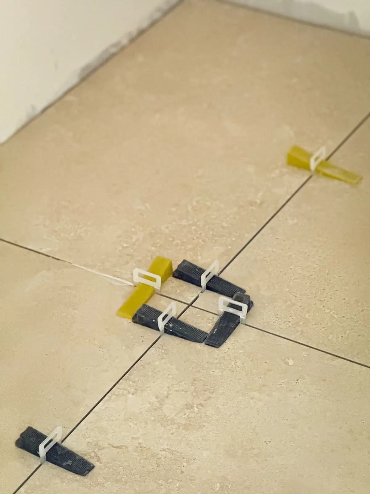 Système de nivellement entre deux grands carreaux