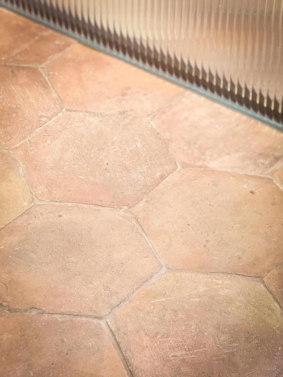 Détail des tomettes hexagonales