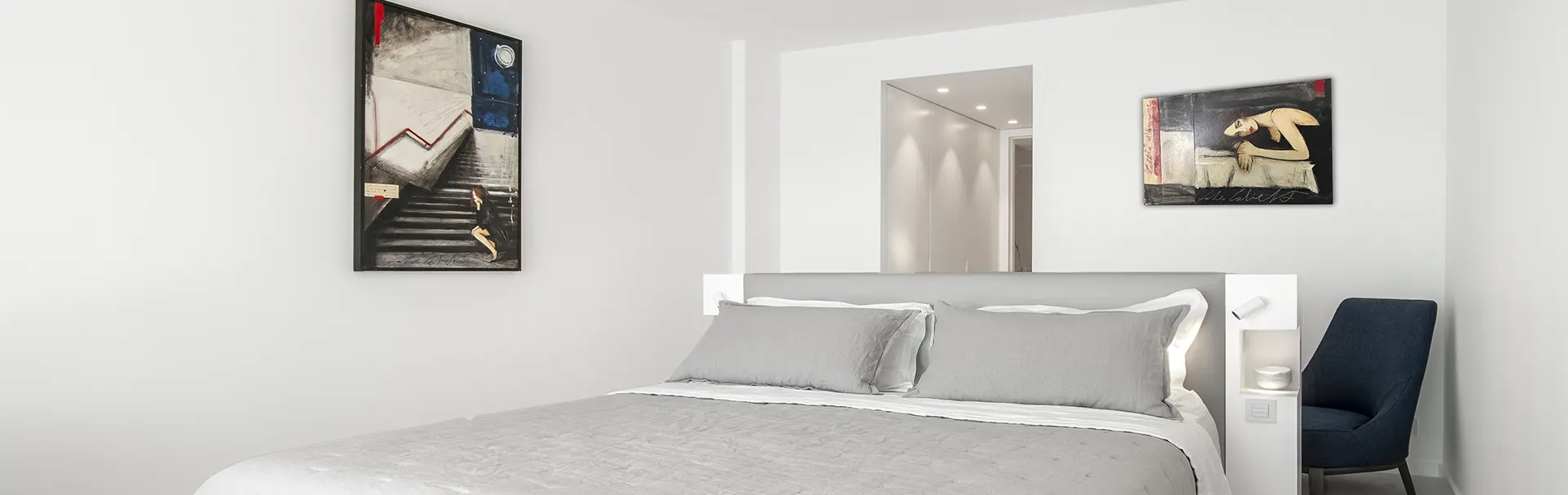 Chambre rénovée aux tons clairs