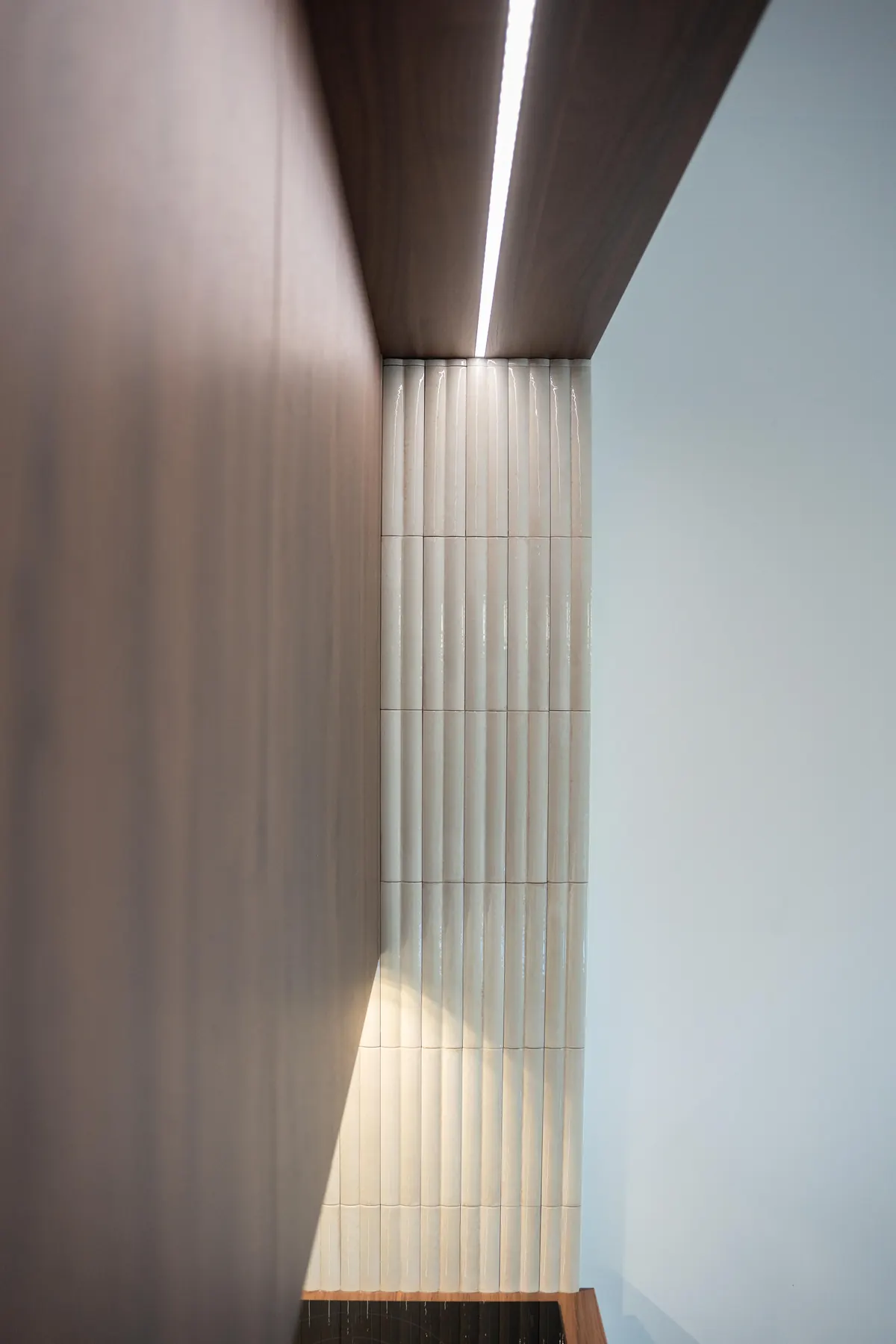 Couloir avec faux plafond et éclairage LED intégré