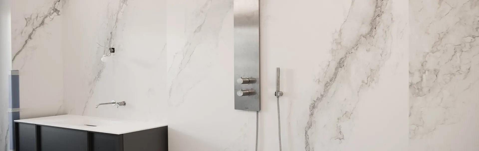 Douche en grandes plaques effet marbre