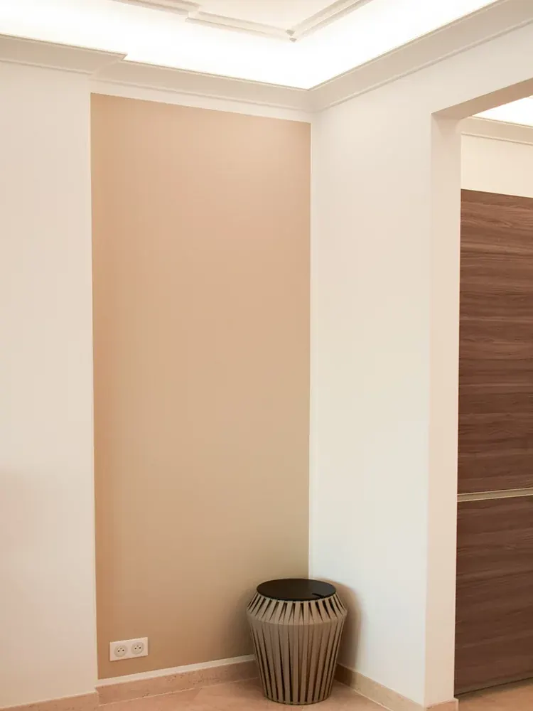 Murs peints en beige et porte en bois