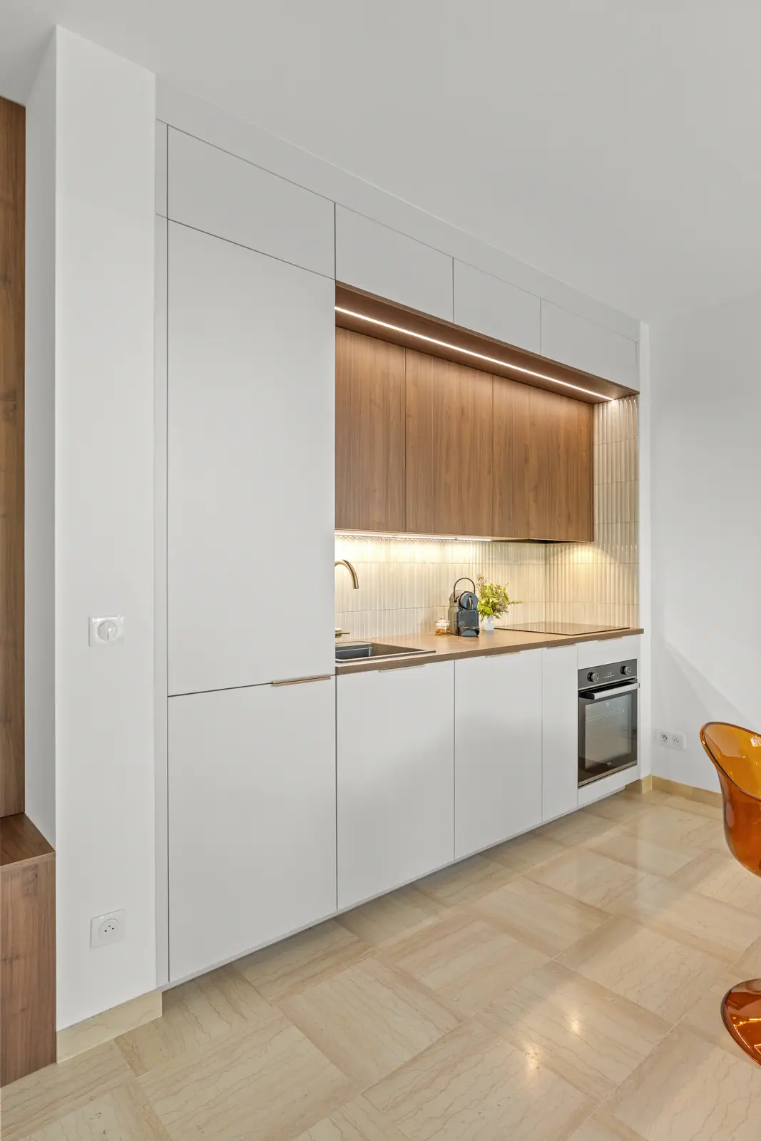 Colonnes de cuisine blanches et niche en bois