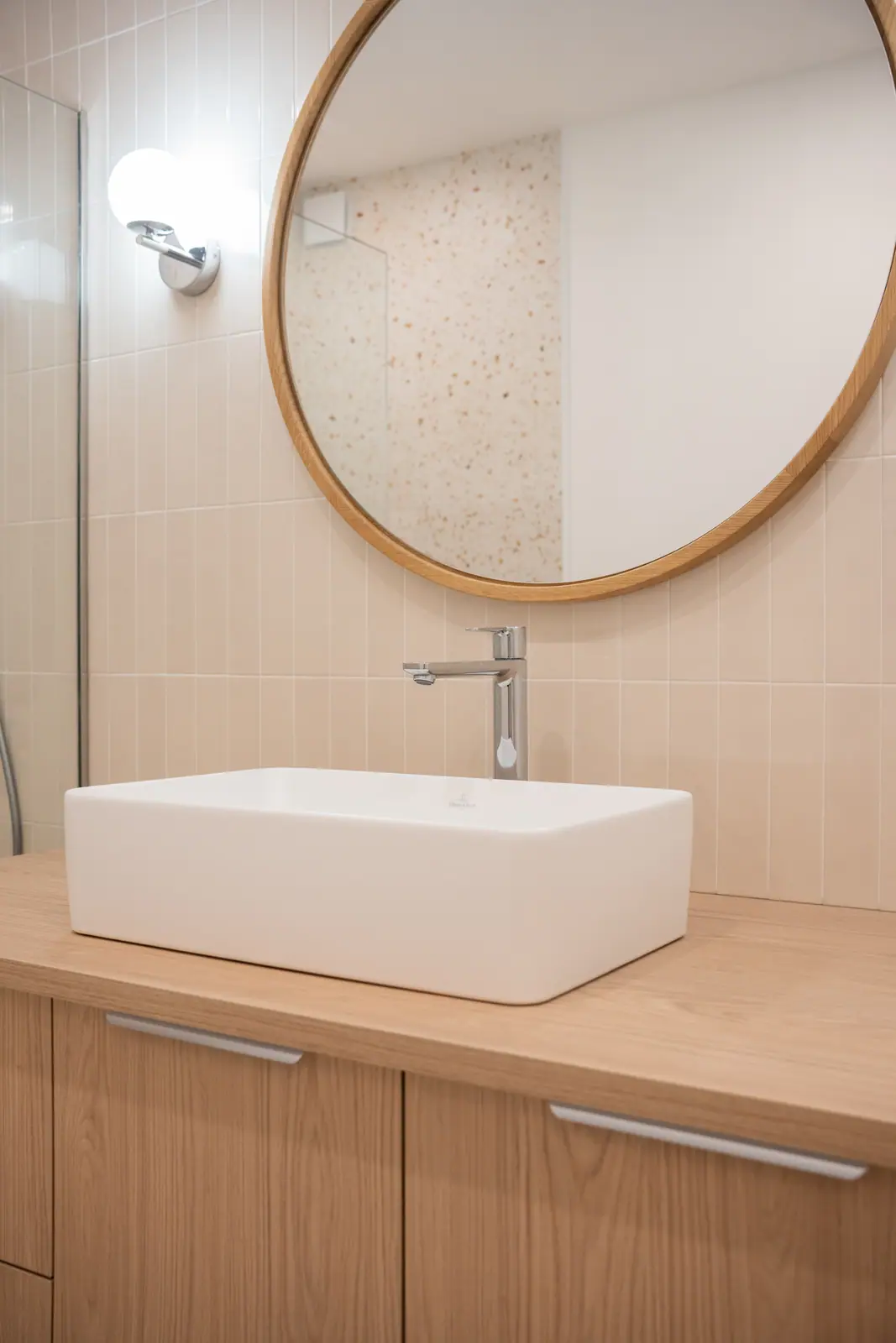 Détail de la vasque et du miroir