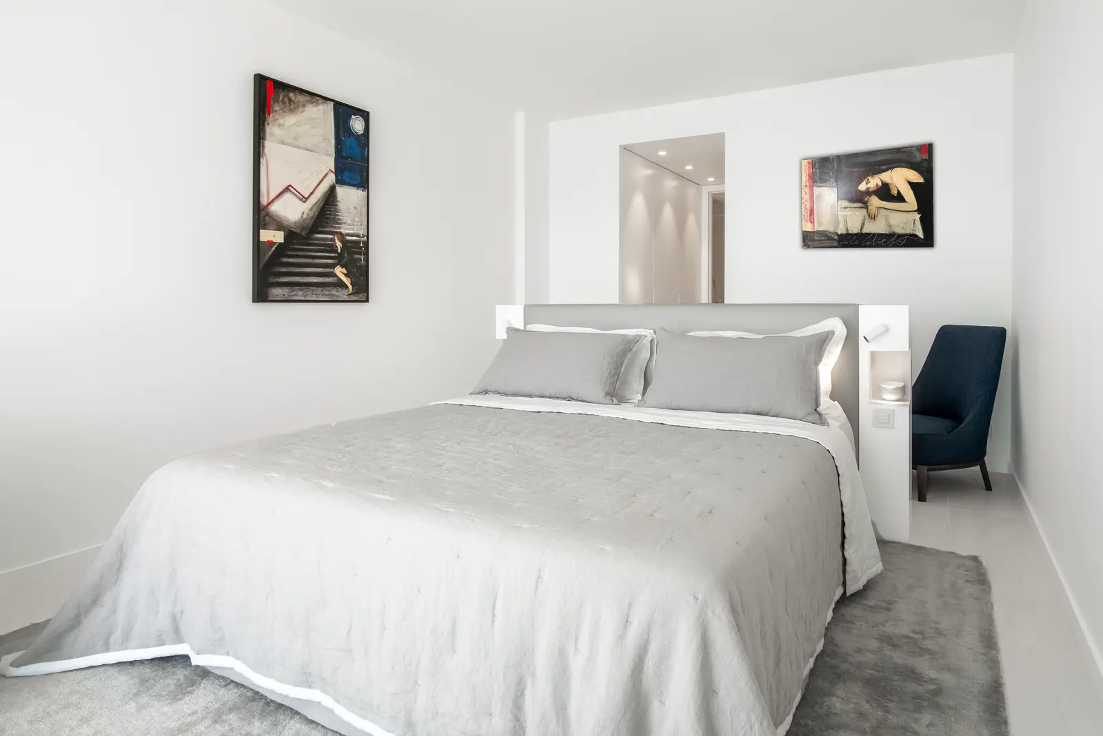 Chambre blanche aux murs et plafonds repeints