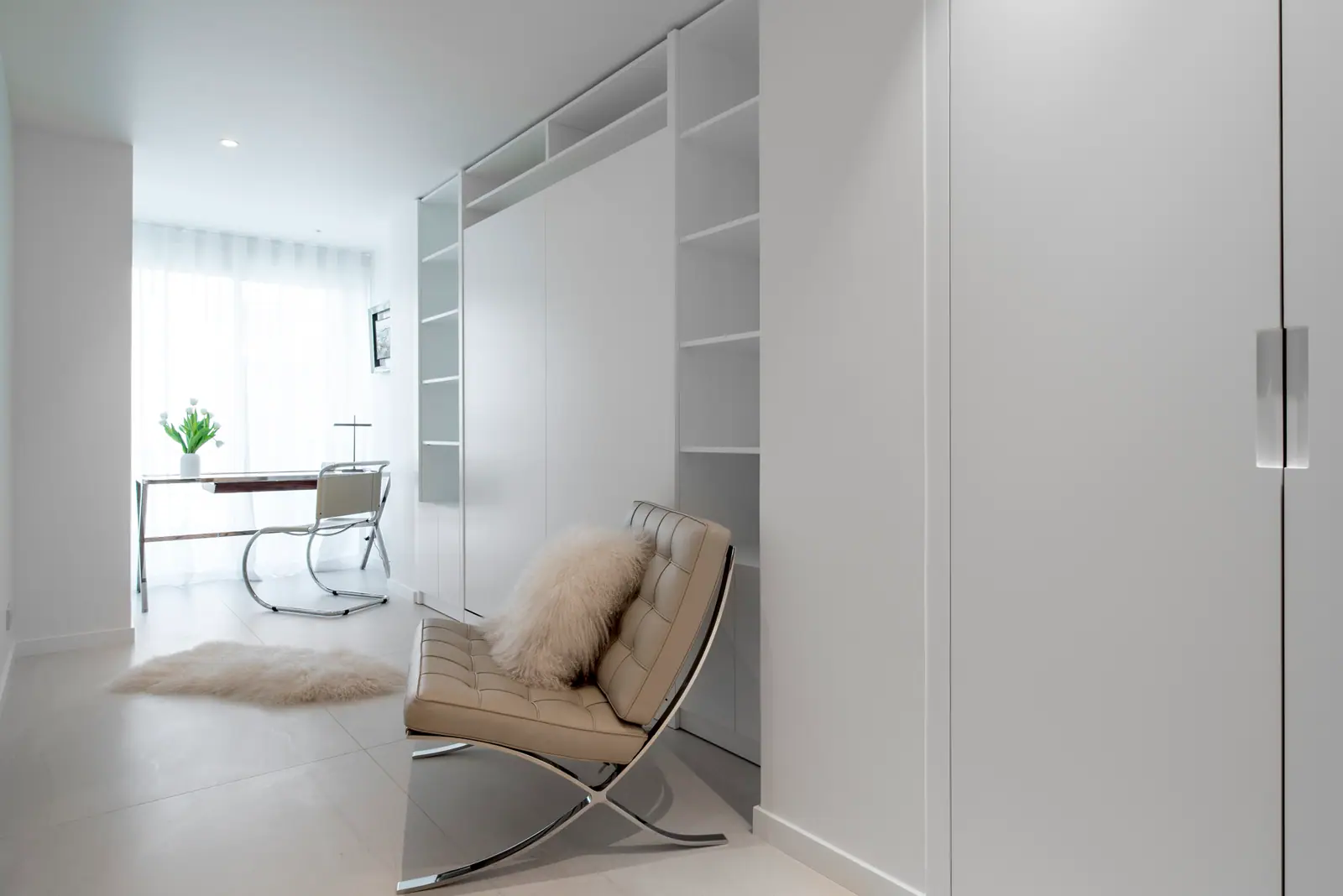 Chambre avec placards blancs toute hauteur