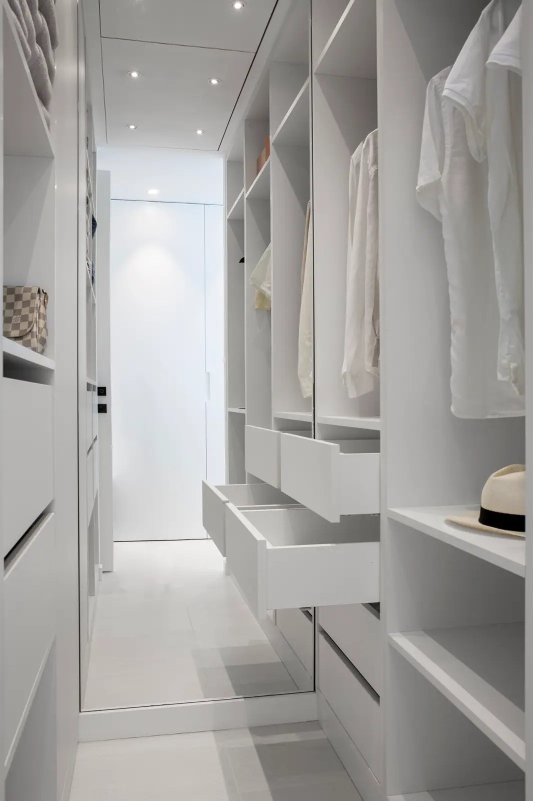 Dressing blanc sur mesure avec éclairage intégré
