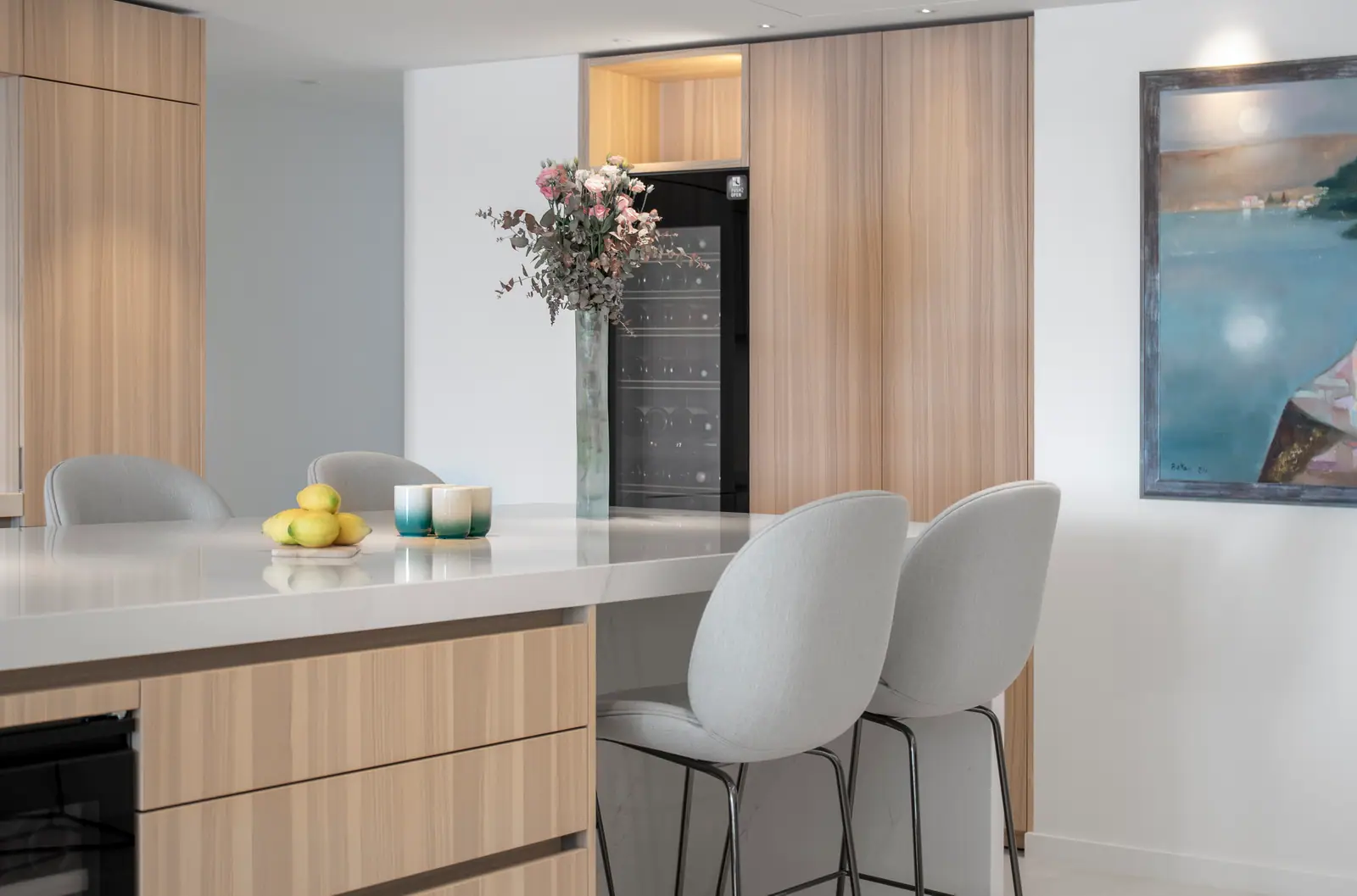 Îlot de cuisine en bois et tabourets blancs