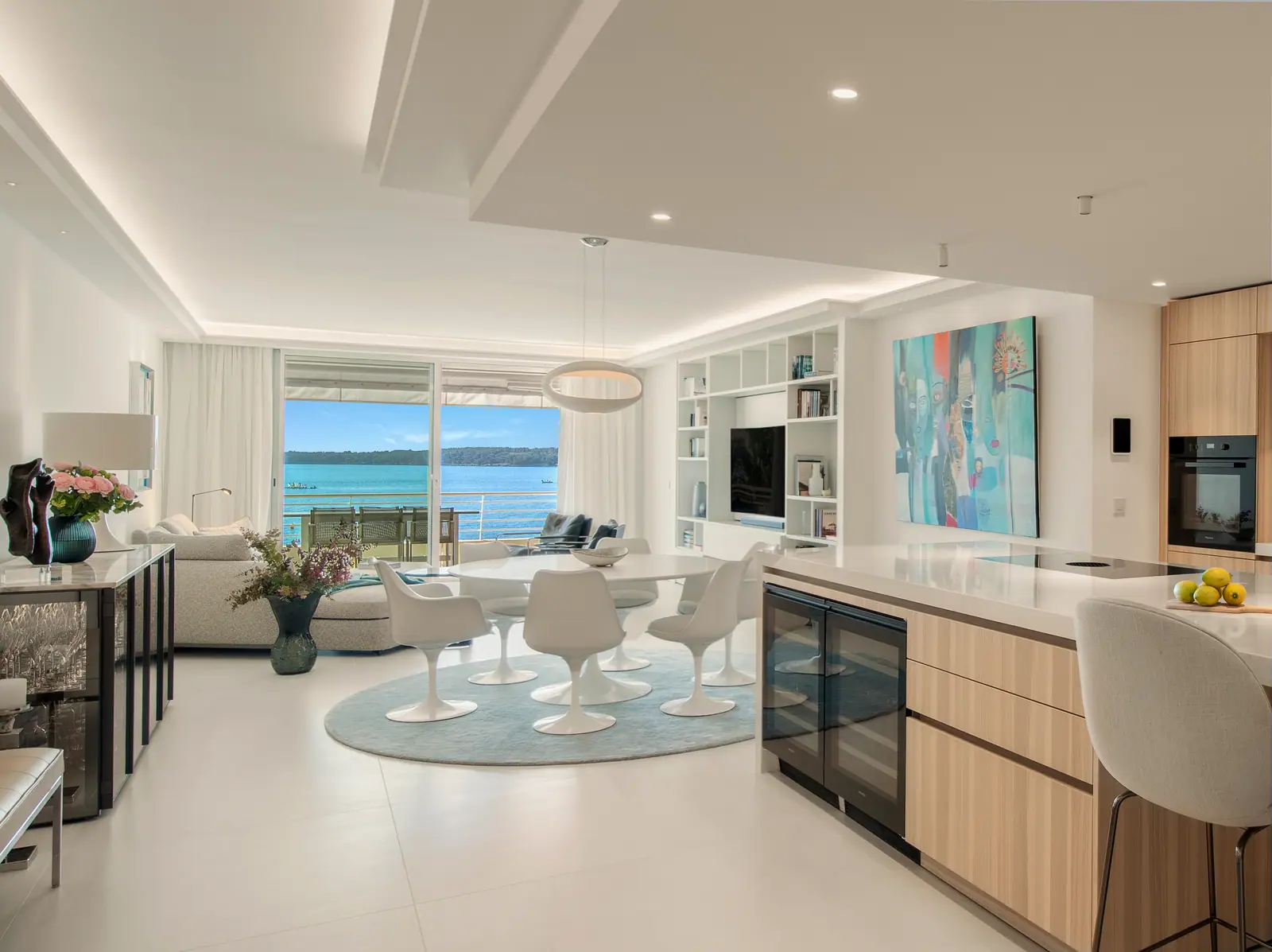Séjour et cuisine ouverte avec vue mer, appartement entièrement rénové