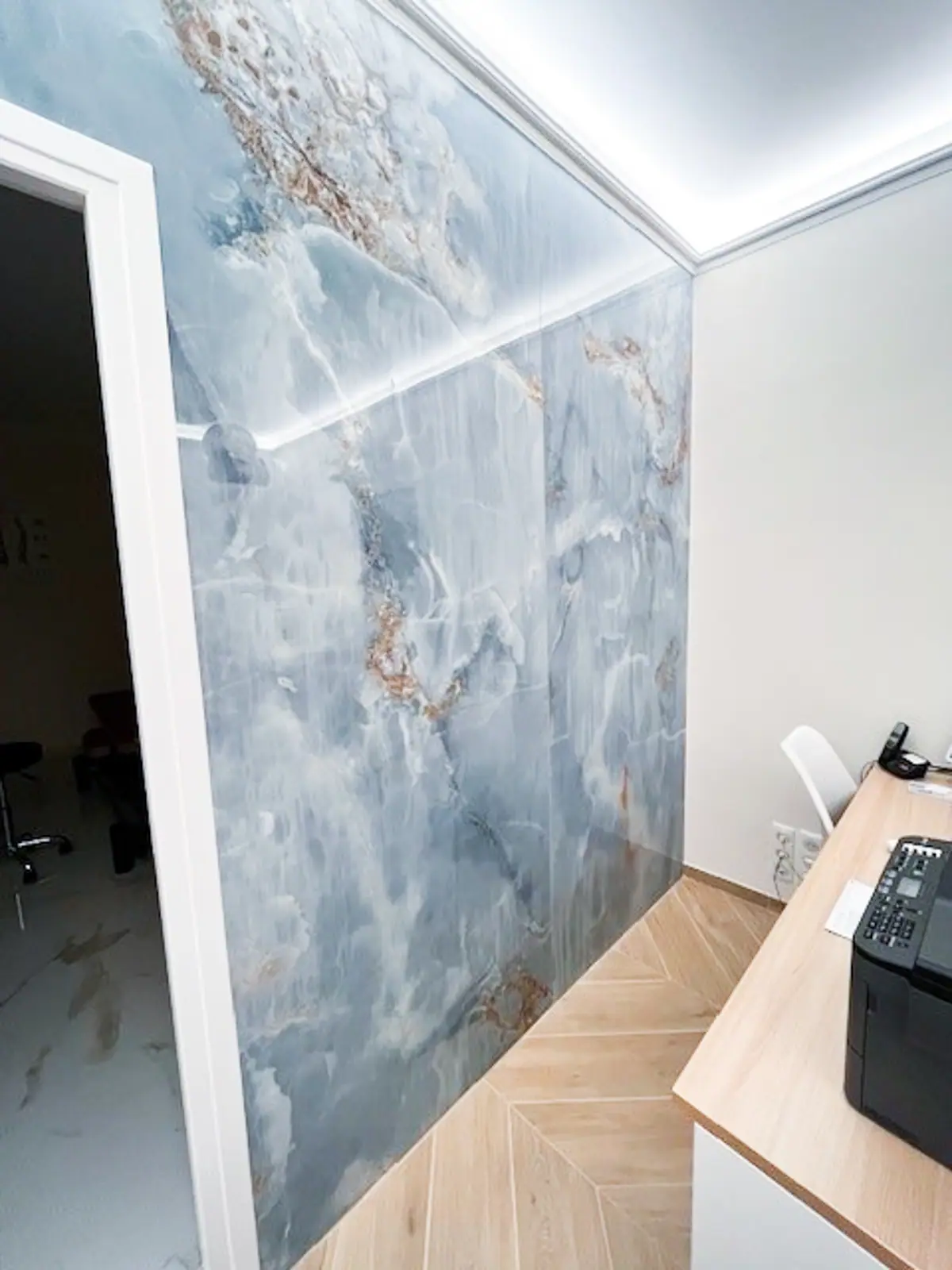 Mur en grandes plaques effet onyx bleu et plafond lumineux