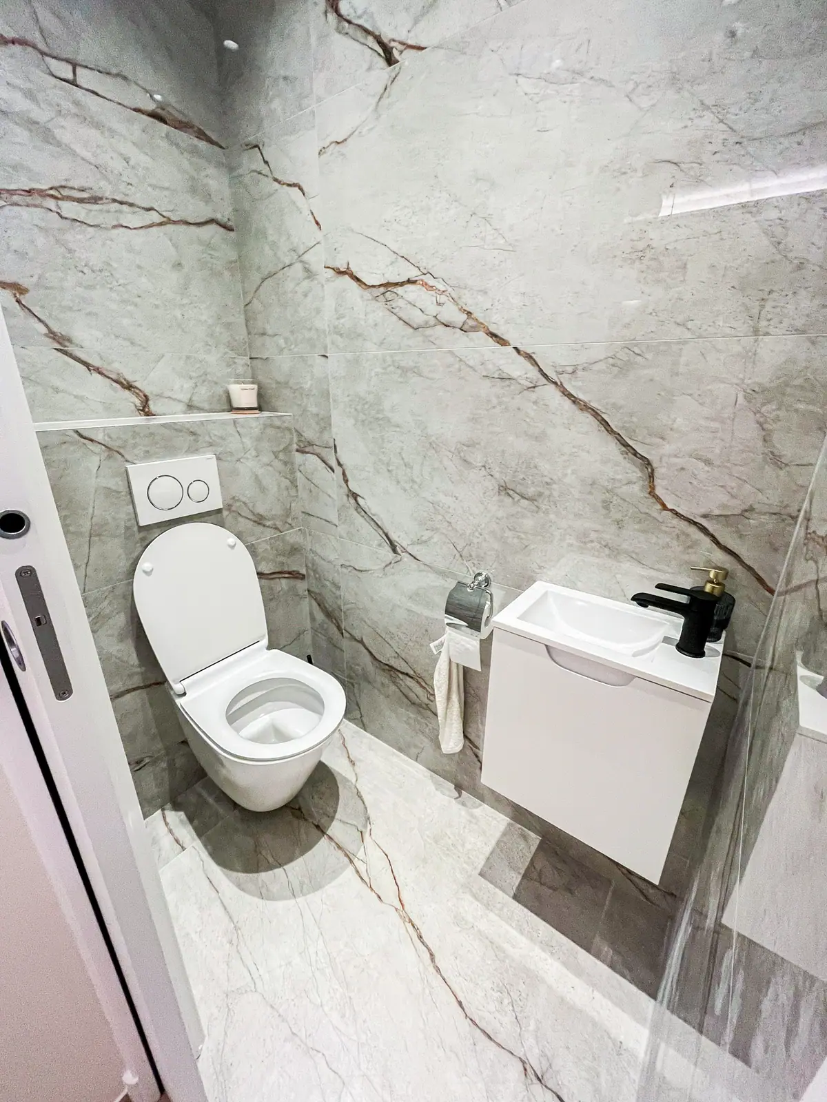 Sanitaires en grandes plaques effet marbre