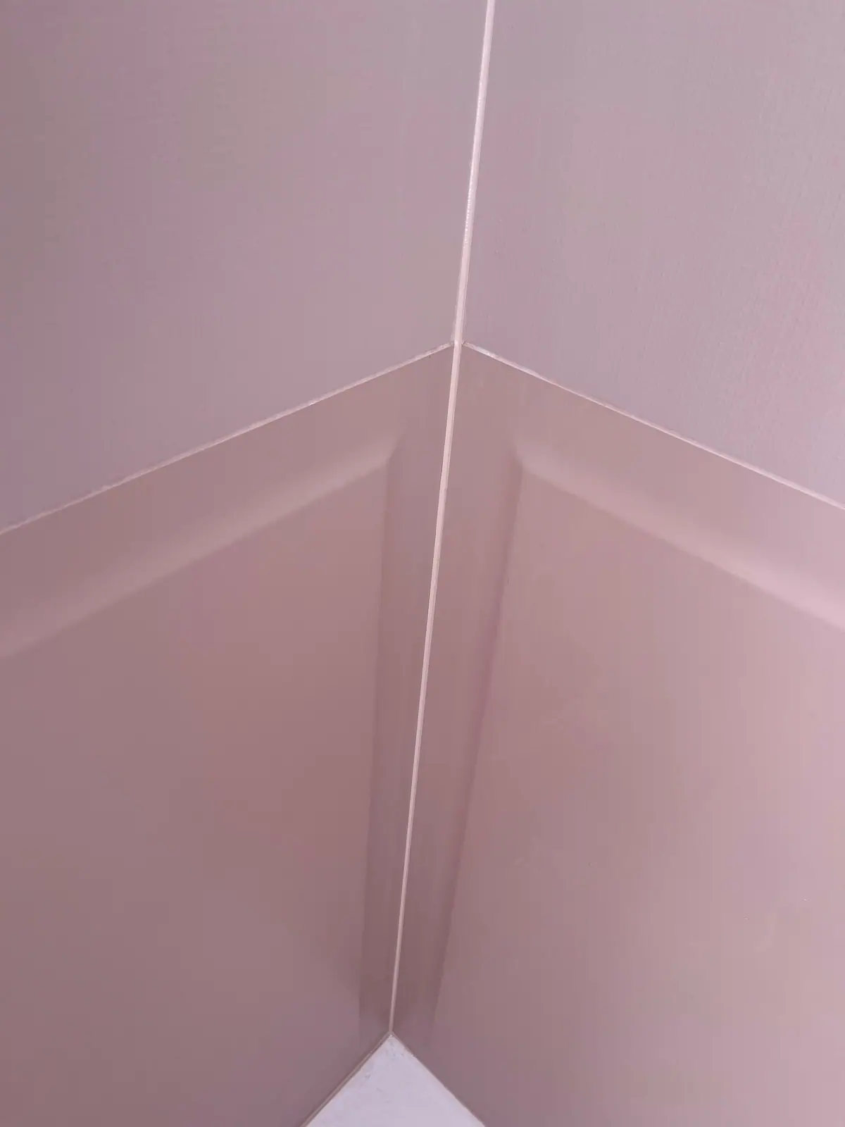 Angle de mur mouluré peint en rose