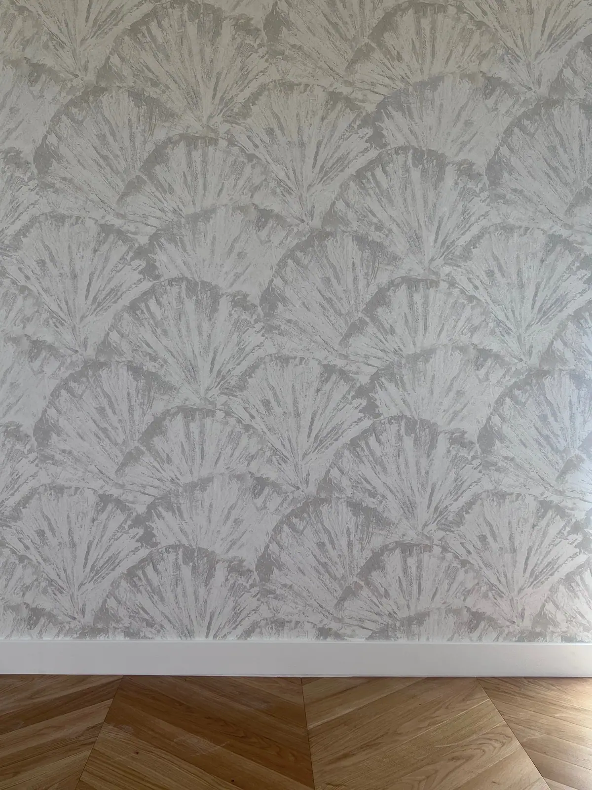 Papier peint à motif d'éventails et parquet en chevrons