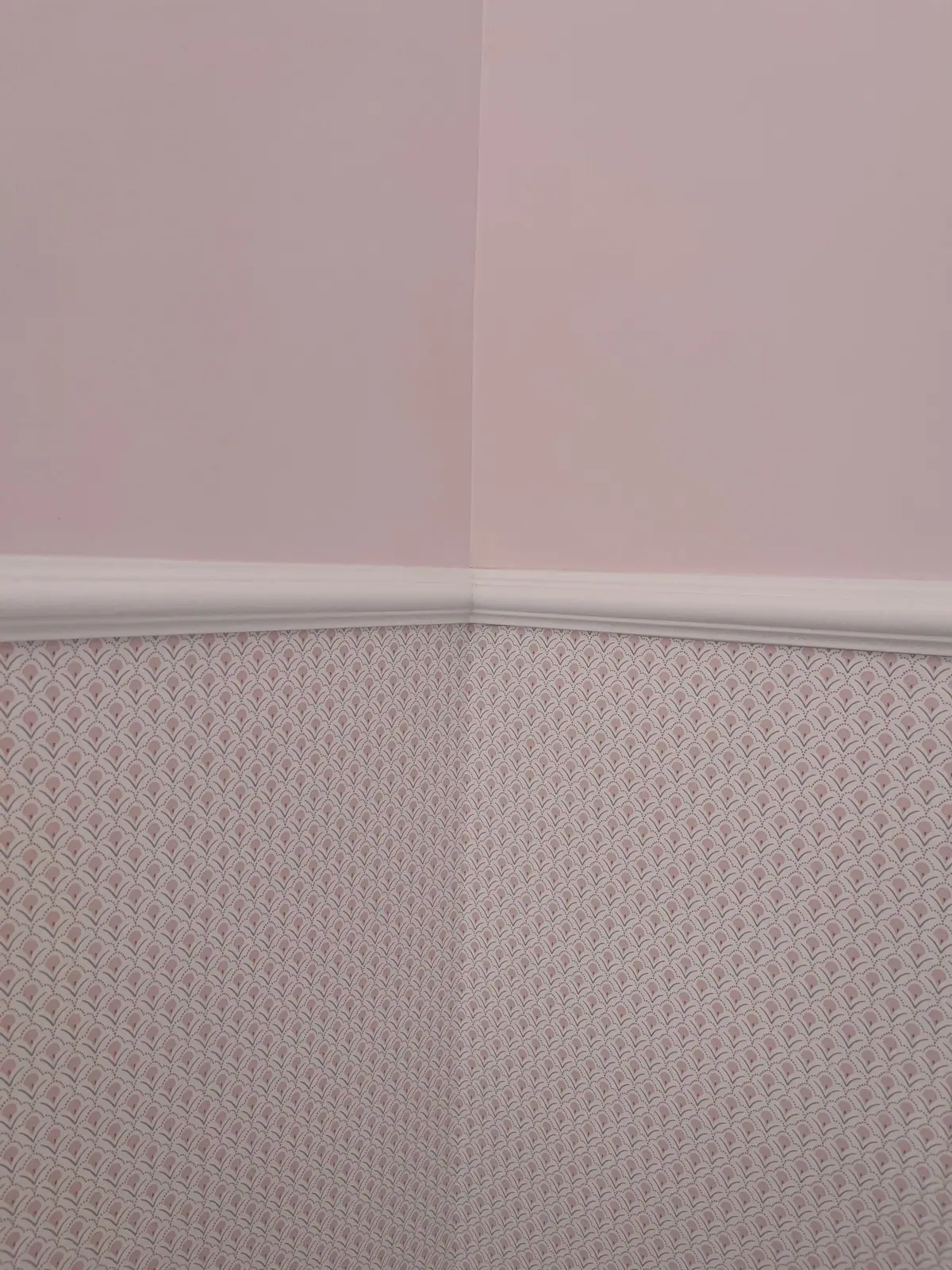 Soubassement en papier peint, cimaise et peinture rose