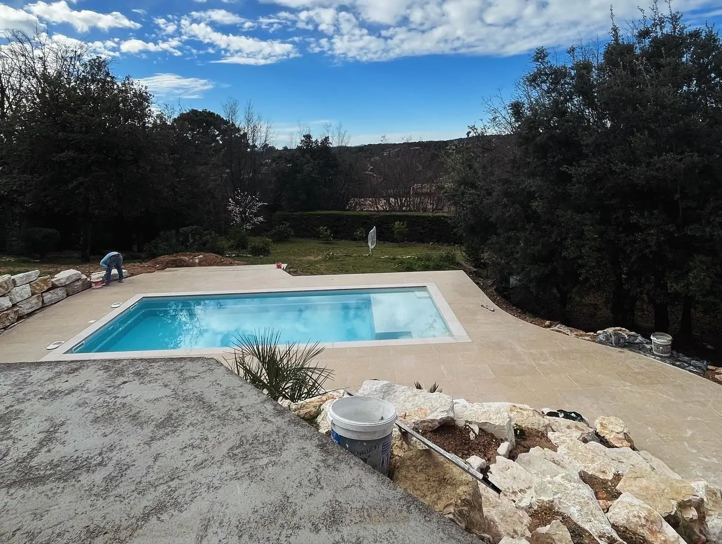 Piscine et sa plage terminées, enrochement en bordure