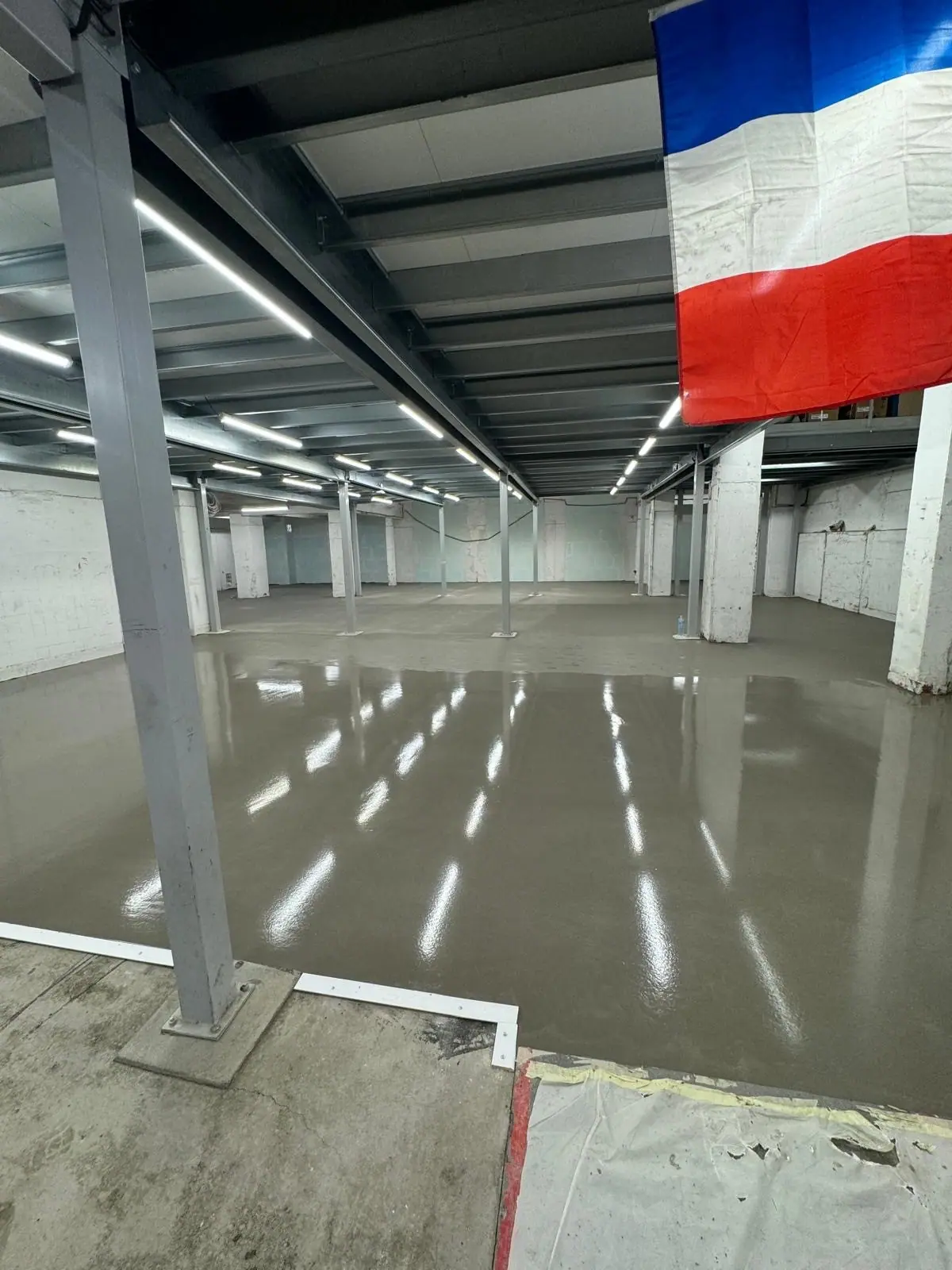 Ragréage projeté sur le plateau d'un entrepôt