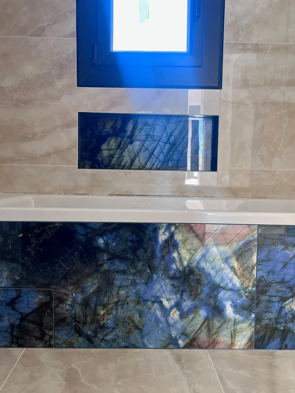 Baignoire et tablier effet labradorite, vue en hauteur