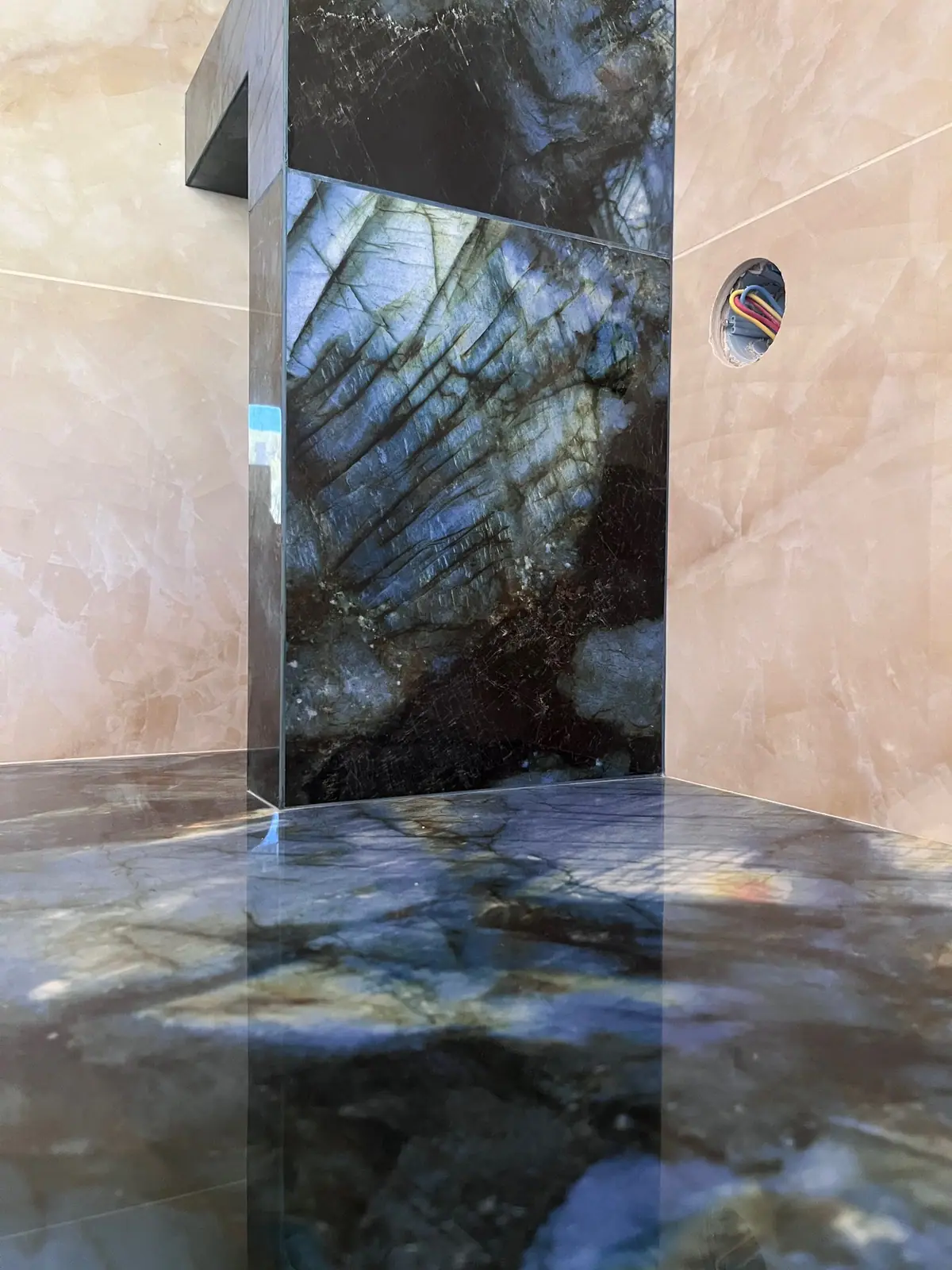 Douche en grandes plaques effet labradorite et murs effet onyx rose