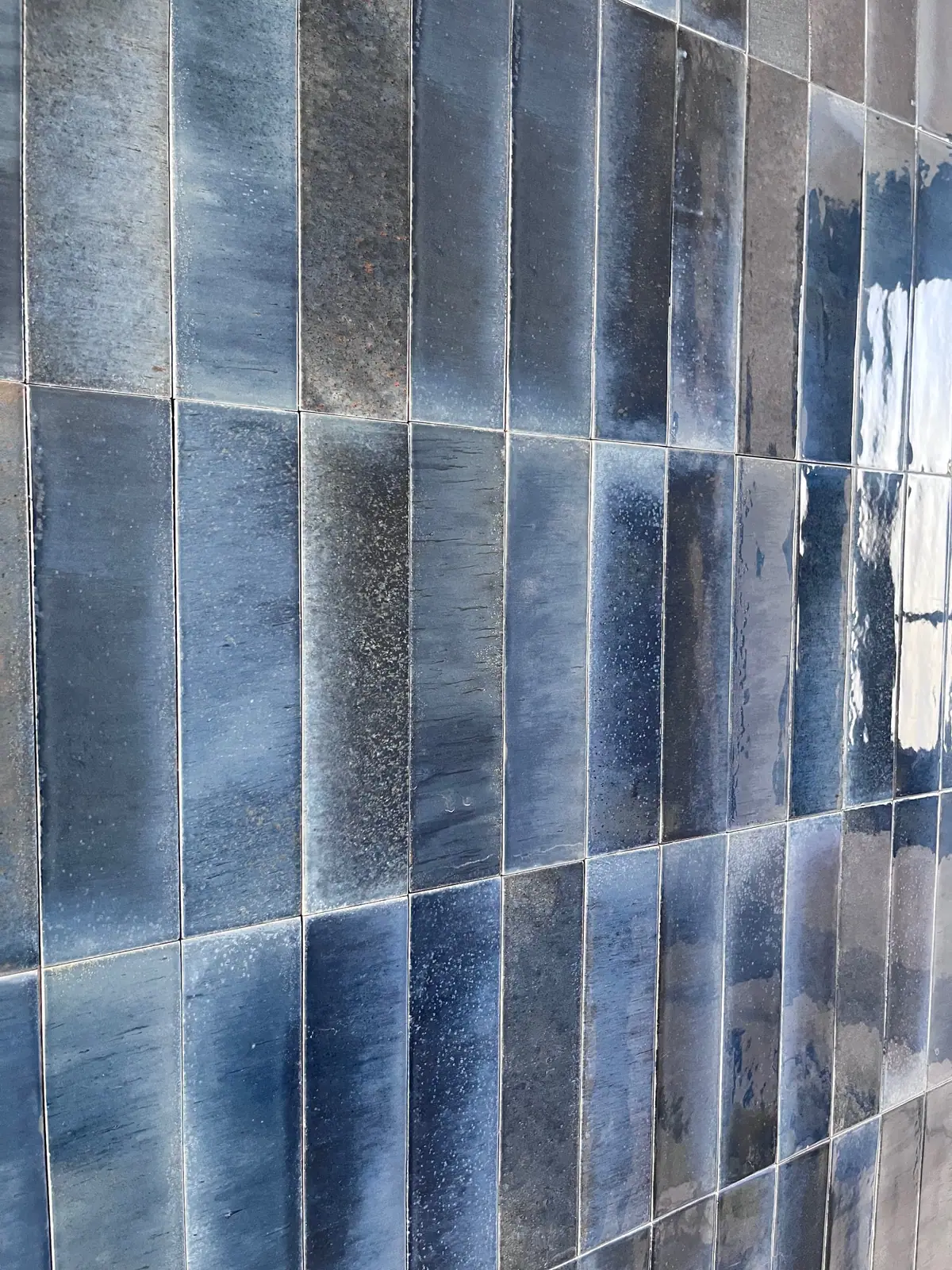Faïence bleue en carreaux rectangulaires