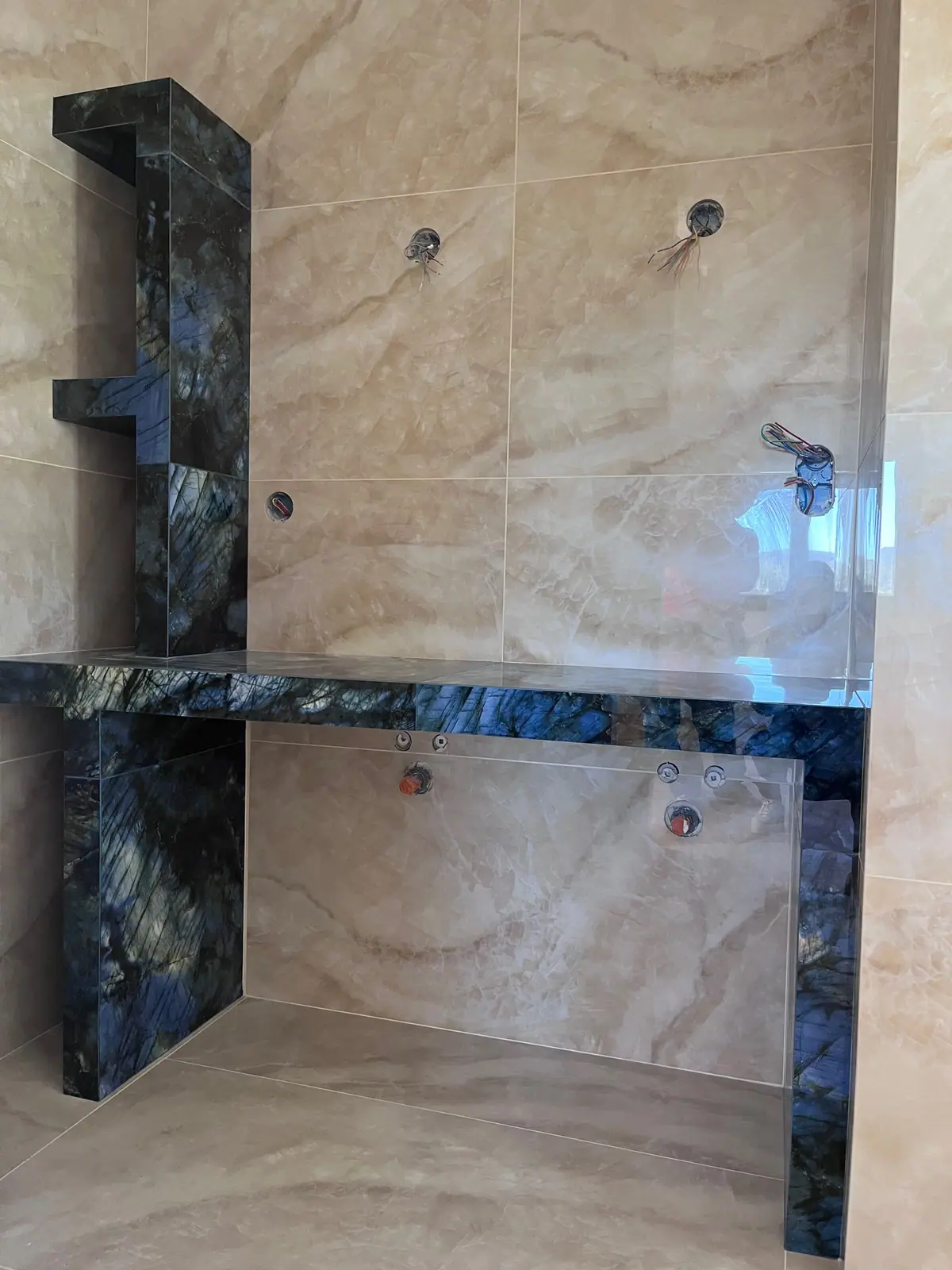 Meuble vasque et étagères habillés de plaques effet labradorite
