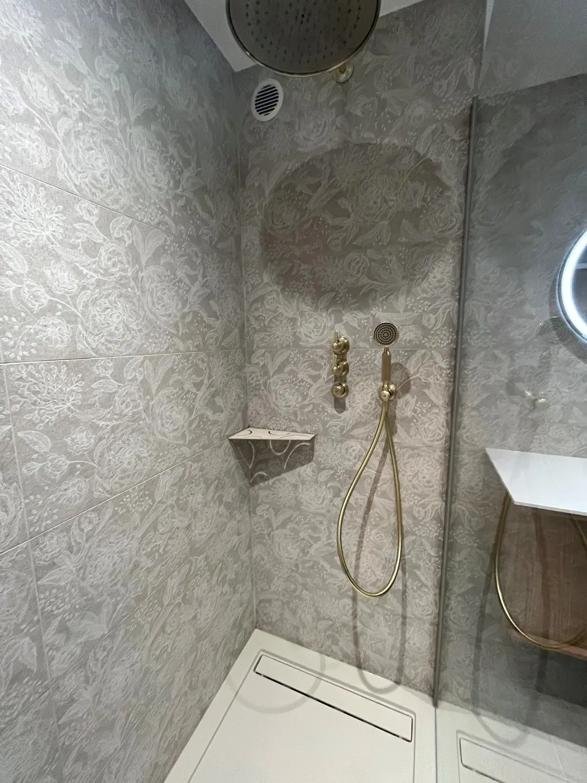 Douche en carreaux à motifs et robinetterie laiton