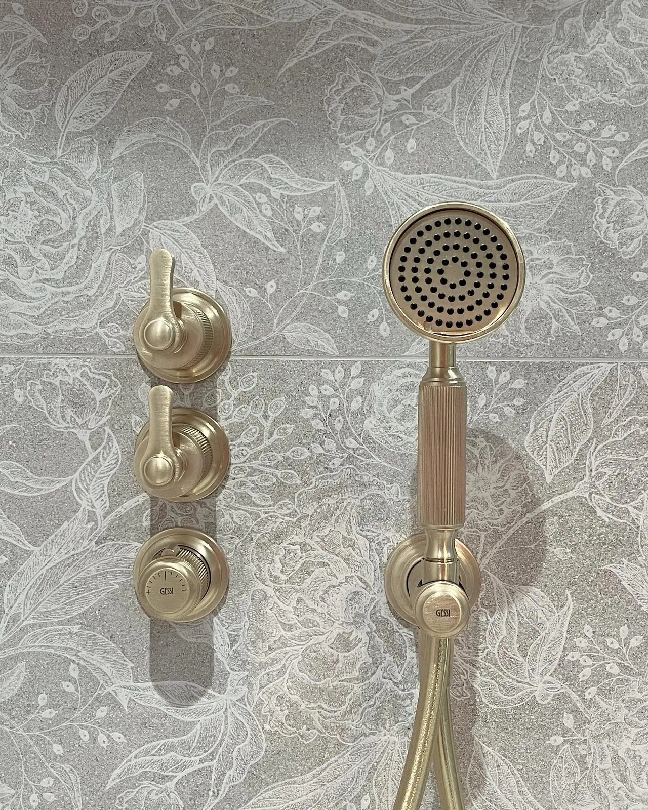 Robinetterie de douche en laiton sur carreaux à motifs