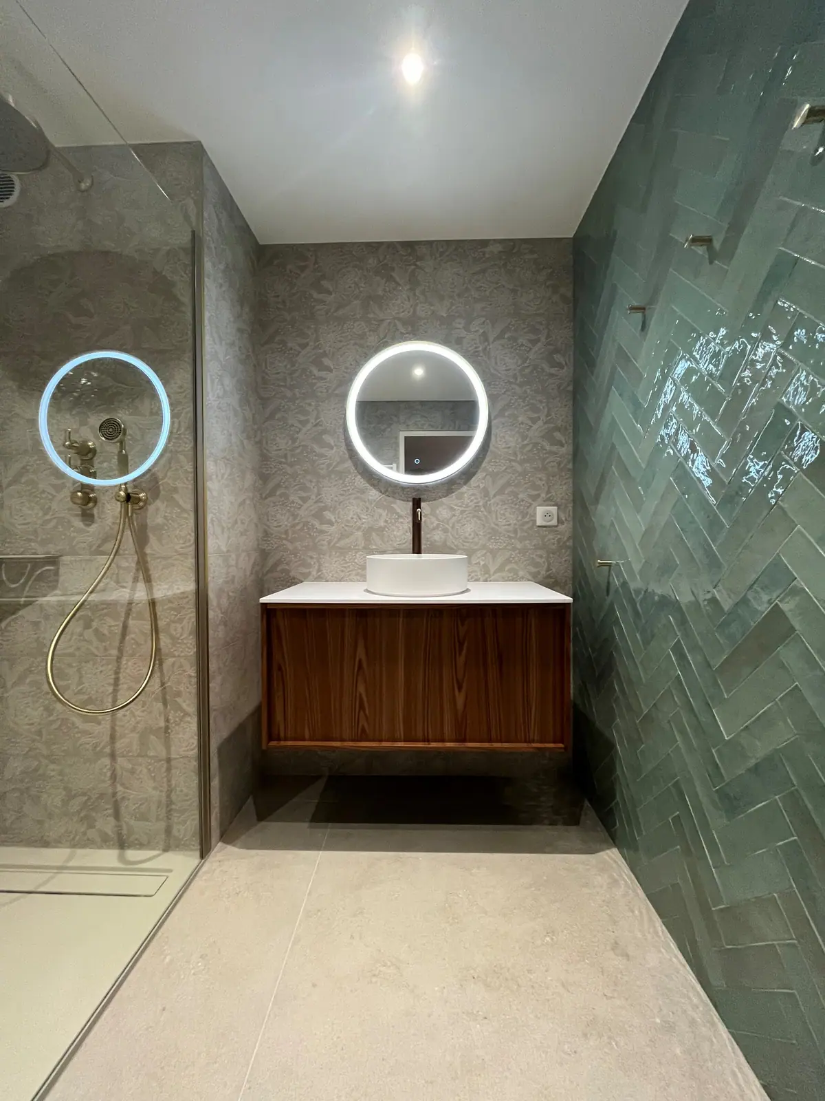 Salle de bains avec mur en zellige vert posé en chevrons