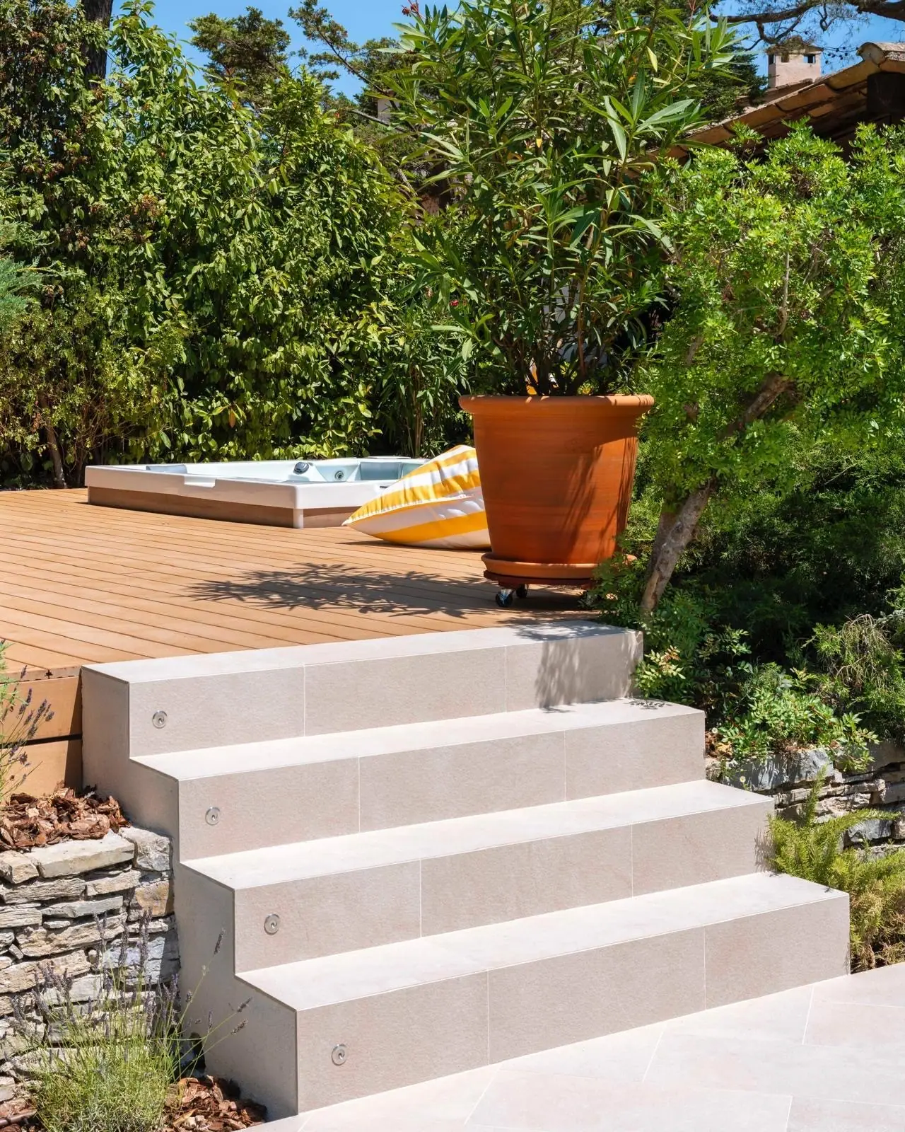Escalier en pierre menant à la terrasse en bois