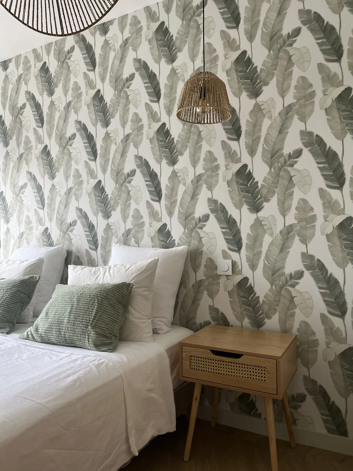 Chambre avec papier peint à motif de feuilles