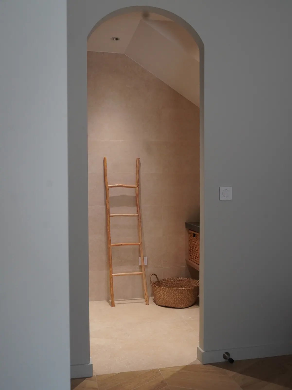 Couloir et ouverture en arche