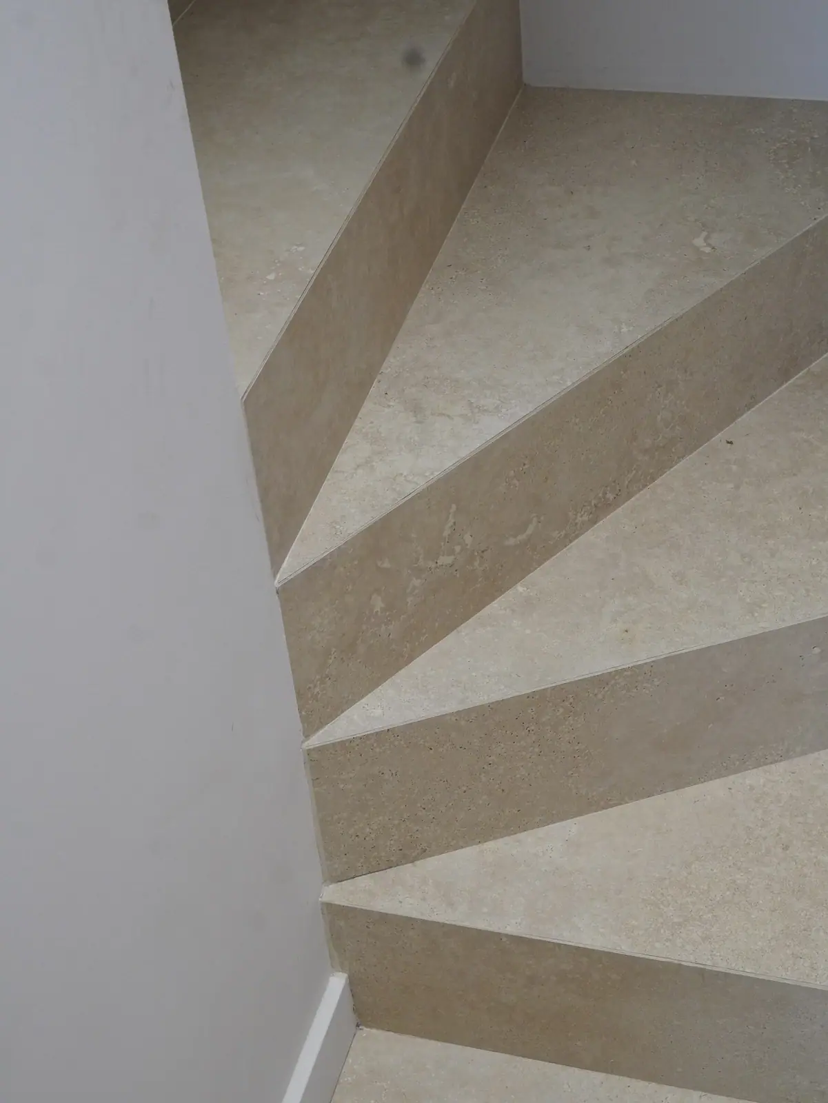 Escalier intérieur habillé de pierre claire