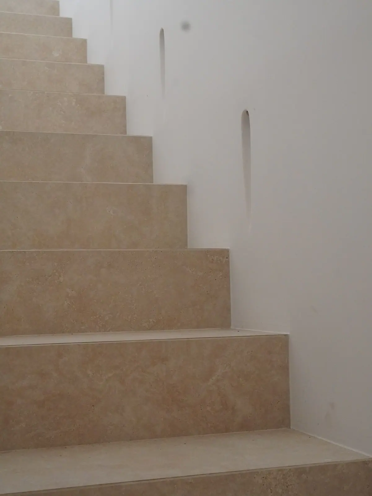 Marches d'escalier en pierre claire