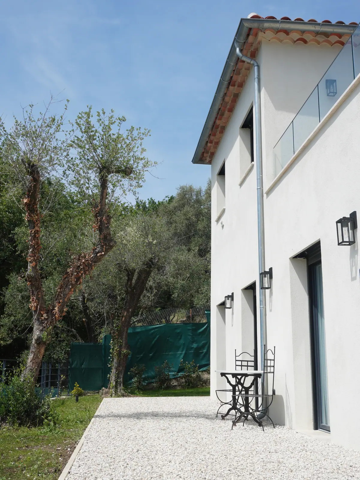 Façade latérale de la villa neuve