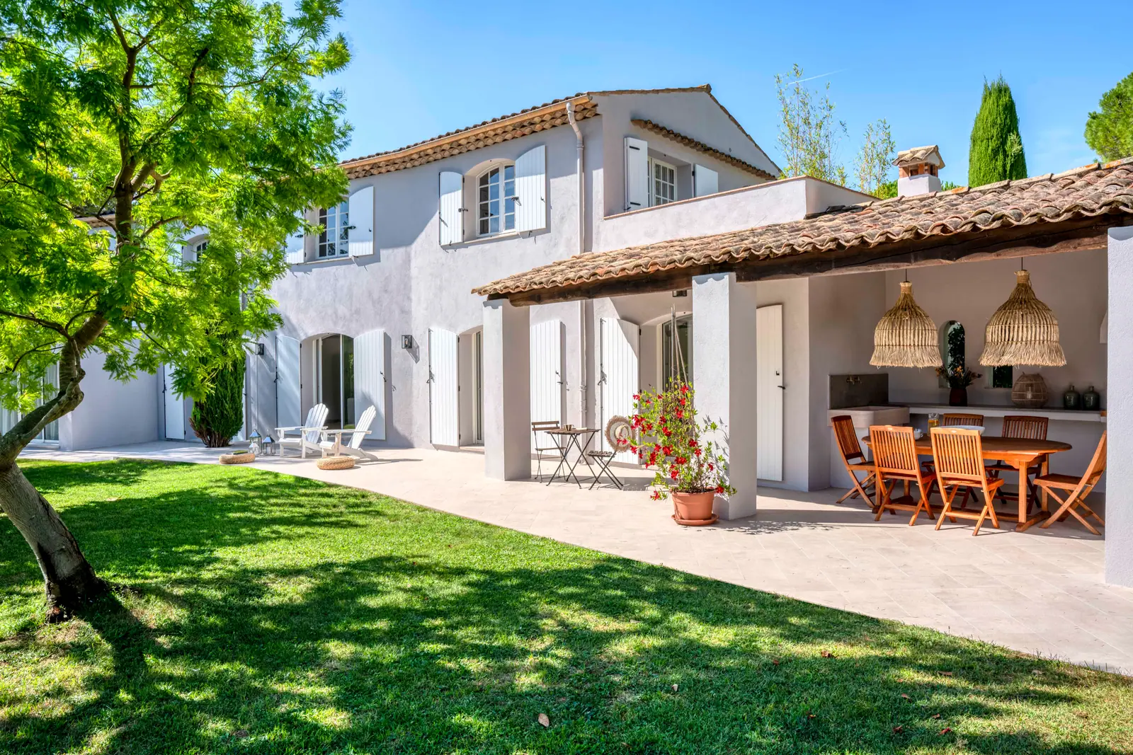 Façade de la villa et pool house
