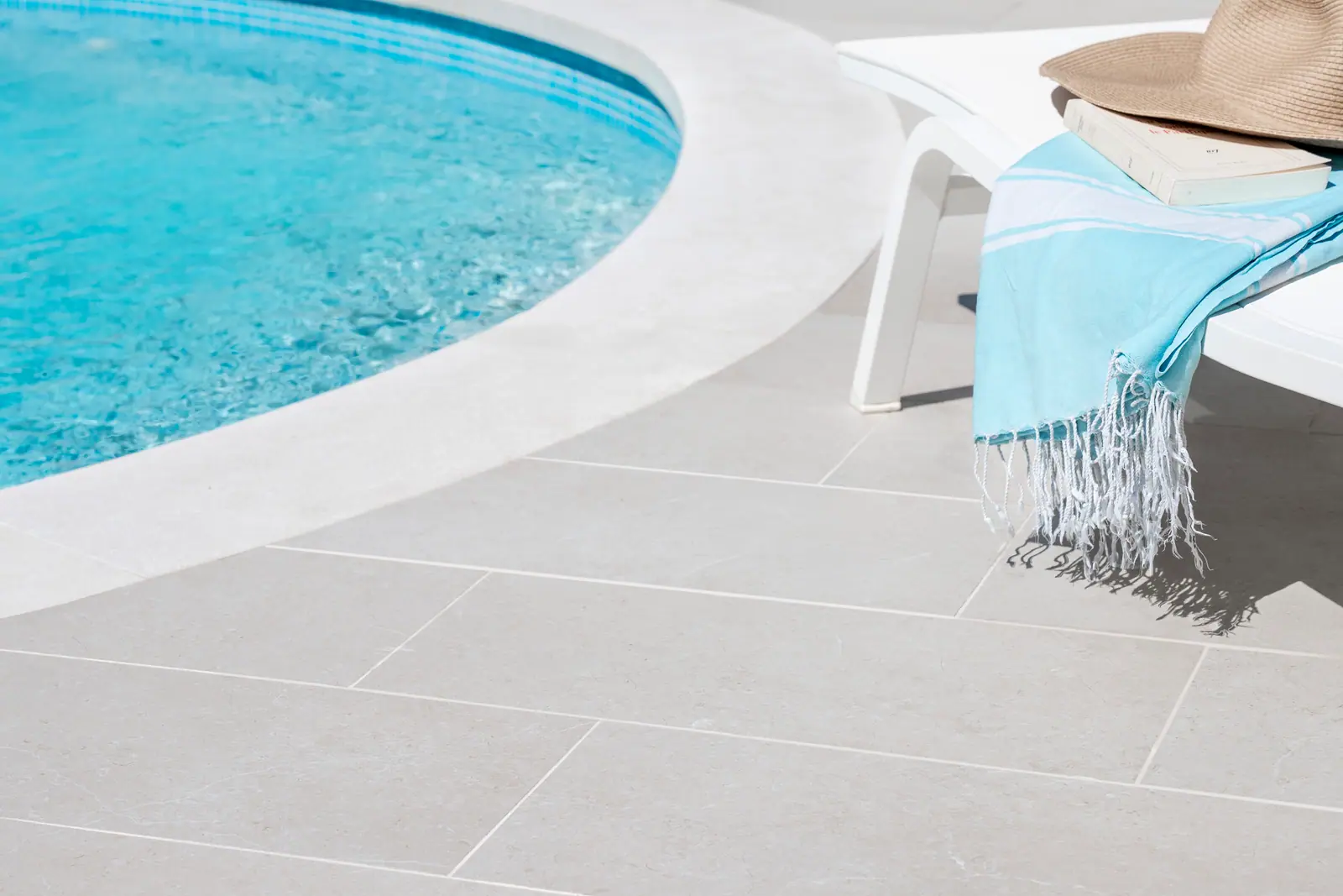 Plage de piscine en dalles grand format claires