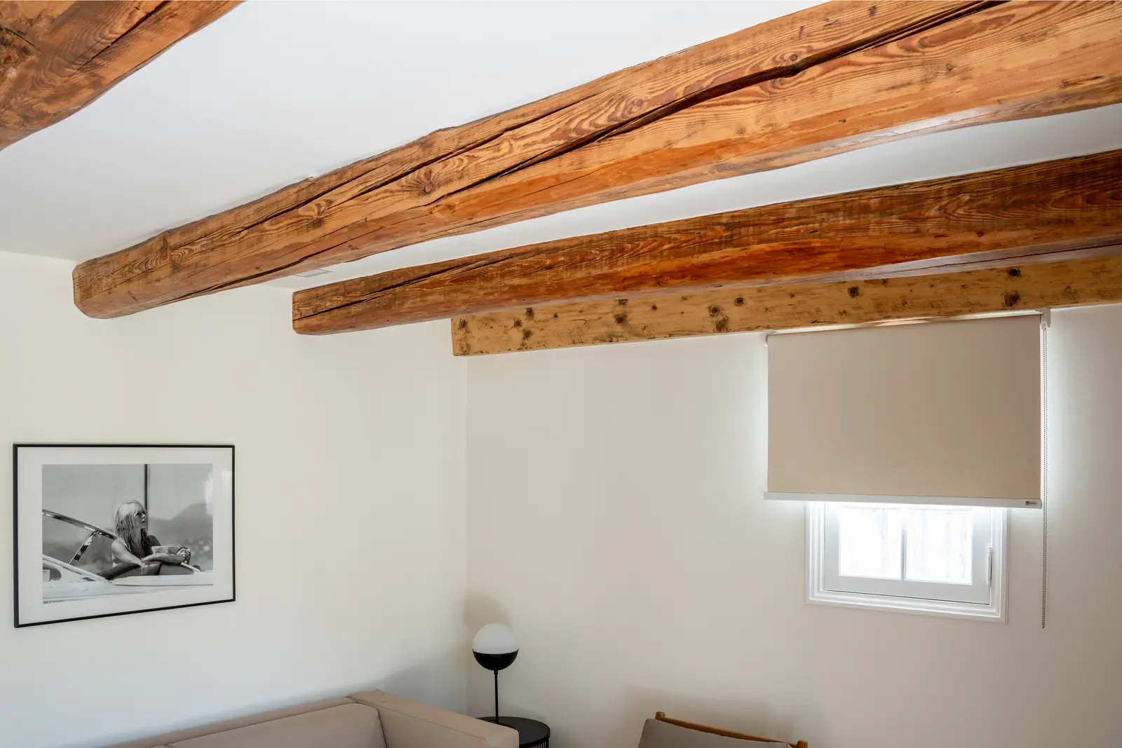 Petit salon sous poutres en bois