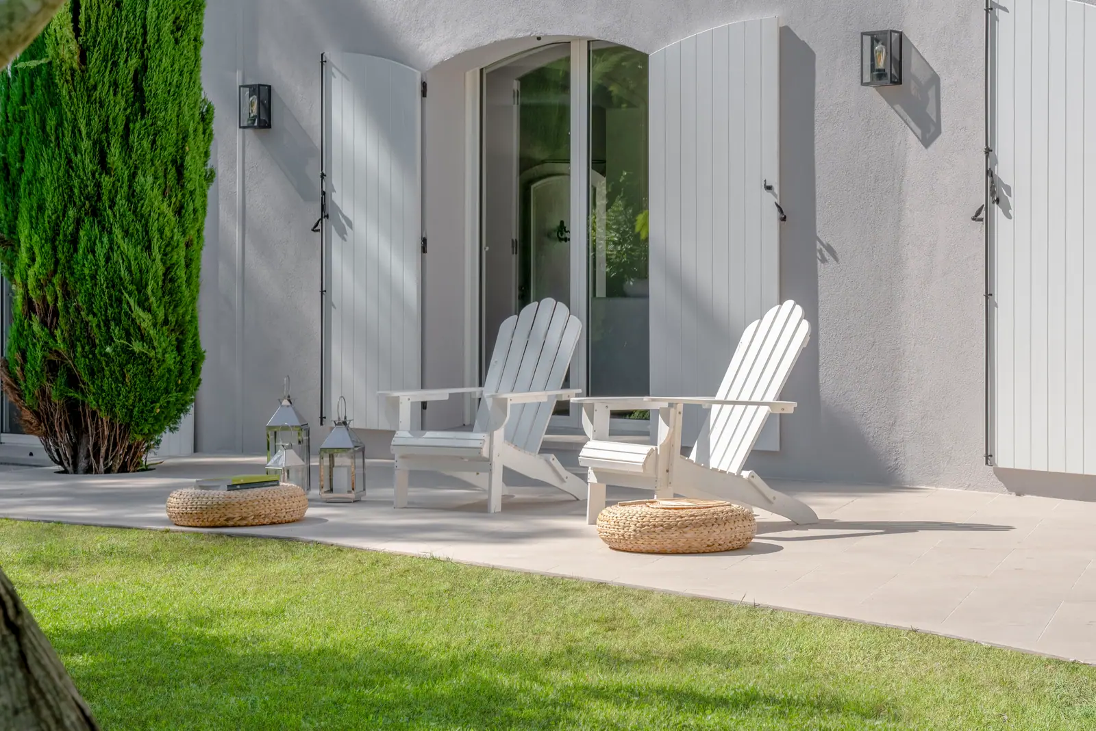 Terrasse au pied d'une façade blanche